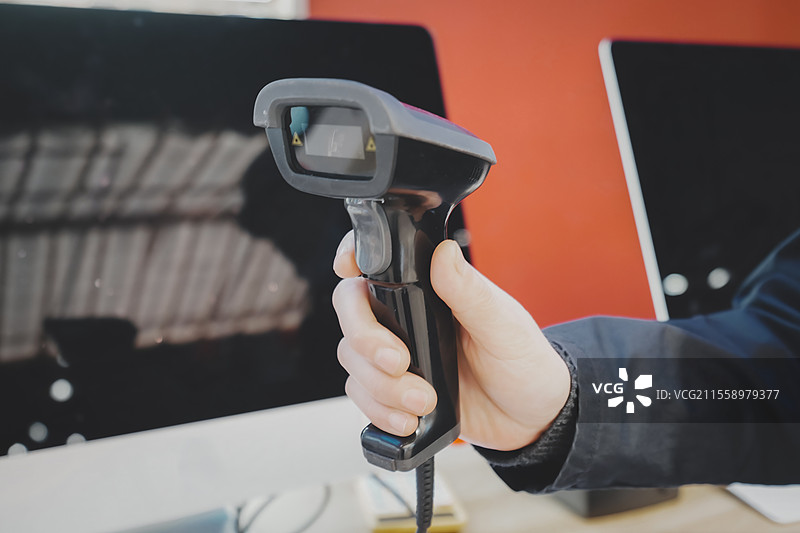 手持式条形码扫描仪在高效库存管理中的应用图片素材