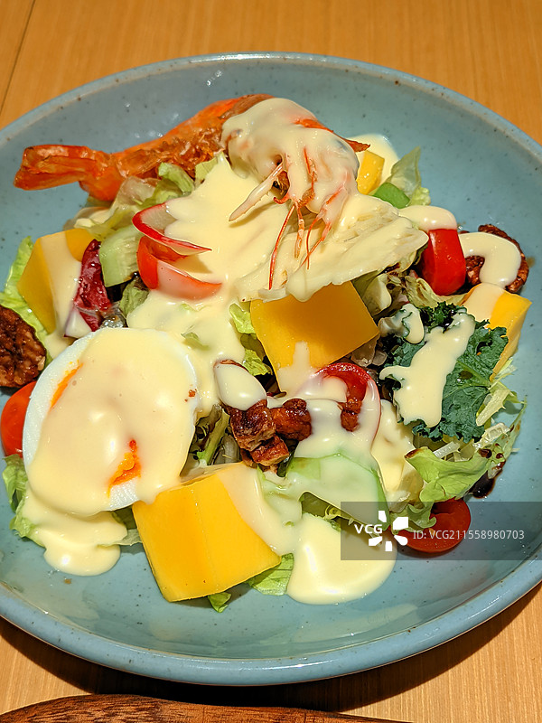 鲜虾蔬果沙拉图片素材