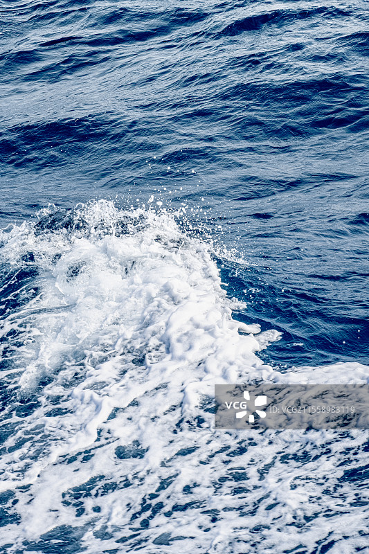 海浪晶莹剔透的纹理 船舶螺旋桨搅起白色浪花 韩国济州岛海域海水清澈 蔚蓝色的海面海浪翻涌 海岛旅游图片素材