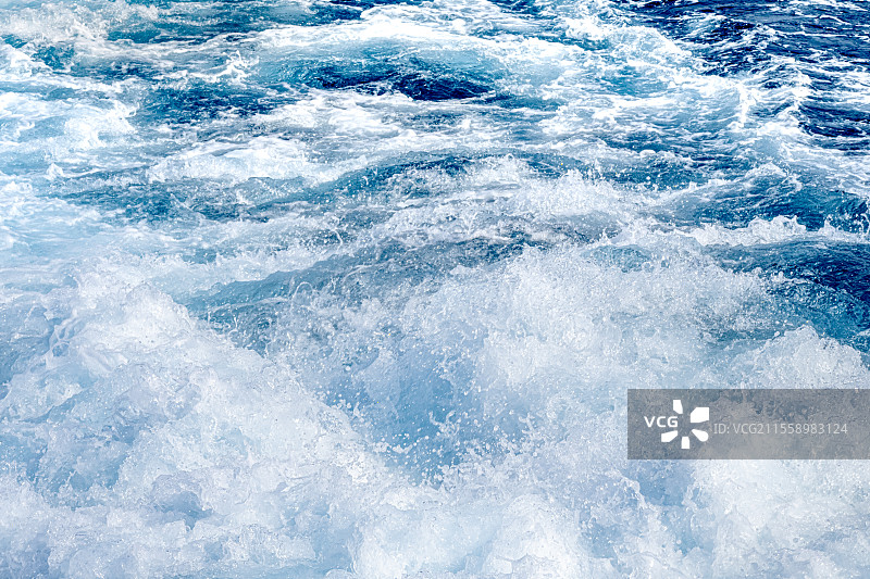 海浪晶莹剔透的纹理 船舶螺旋桨搅起白色浪花 韩国济州岛海域海水清澈 蔚蓝色的海面海浪翻涌 海岛旅游图片素材