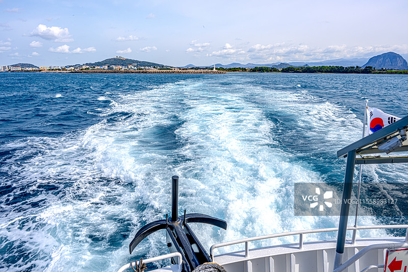 海浪晶莹剔透的纹理 船舶螺旋桨搅起白色浪花 韩国济州岛海域海水清澈 蔚蓝色的海面海浪翻涌 海岛旅游图片素材