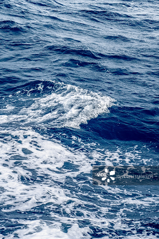 海浪晶莹剔透的纹理 船舶螺旋桨搅起白色浪花 韩国济州岛海域海水清澈 蔚蓝色的海面海浪翻涌 海岛旅游图片素材