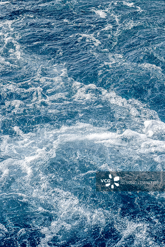 海浪晶莹剔透的纹理 船舶螺旋桨搅起白色浪花 韩国济州岛海域海水清澈 蔚蓝色的海面海浪翻涌 海岛旅游图片素材