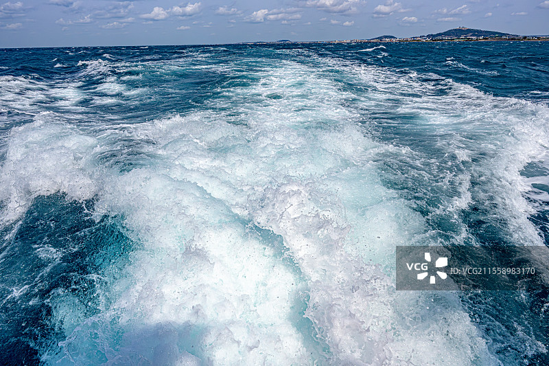 海浪晶莹剔透的纹理 船舶螺旋桨搅起白色浪花 韩国济州岛海域海水清澈 蔚蓝色的海面海浪翻涌 海岛旅游图片素材