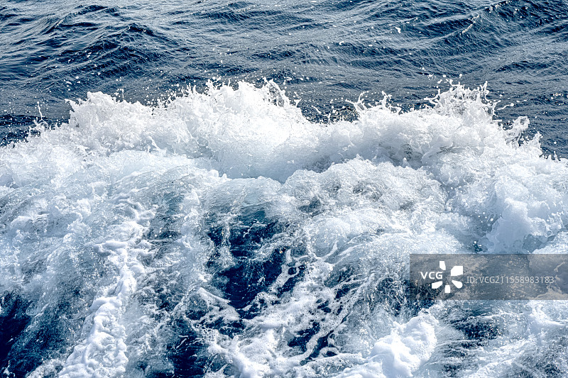 海浪晶莹剔透的纹理 船舶螺旋桨搅起白色浪花 韩国济州岛海域海水清澈 蔚蓝色的海面海浪翻涌 海岛旅游图片素材