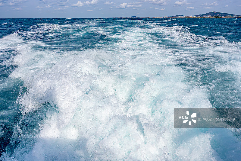 海浪晶莹剔透的纹理 船舶螺旋桨搅起白色浪花 韩国济州岛海域海水清澈 蔚蓝色的海面海浪翻涌 海岛旅游图片素材