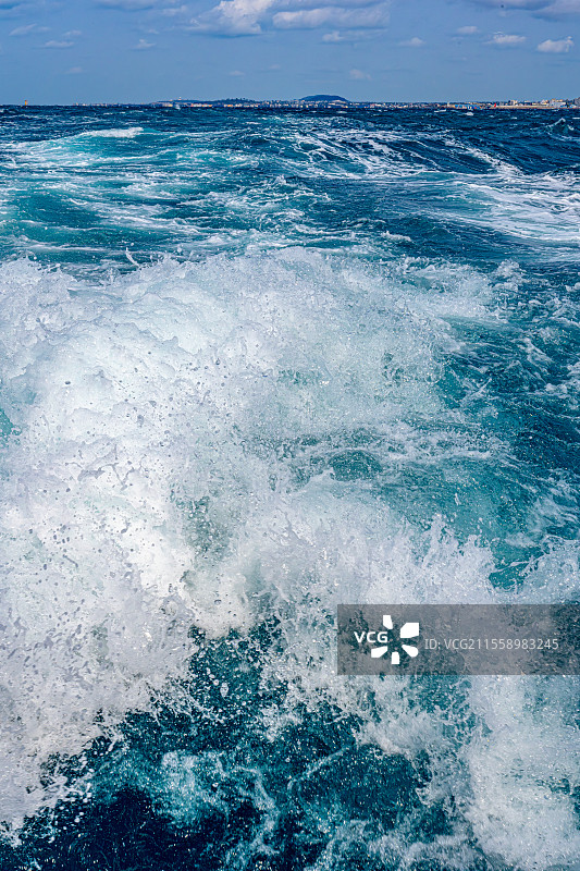 海浪晶莹剔透的纹理 船舶螺旋桨搅起白色浪花 韩国济州岛海域海水清澈 蔚蓝色的海面海浪翻涌 海岛旅游图片素材