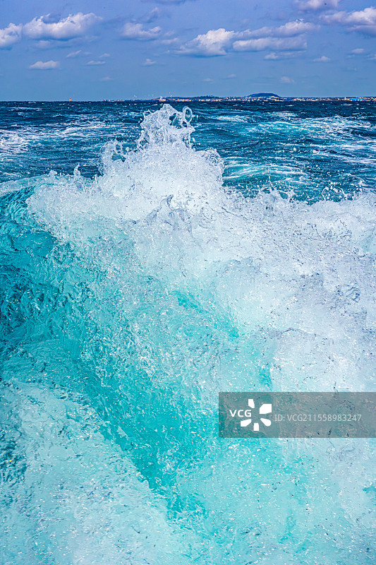 海浪晶莹剔透的纹理 船舶螺旋桨搅起白色浪花 韩国济州岛海域海水清澈 蔚蓝色的海面海浪翻涌 海岛旅游图片素材