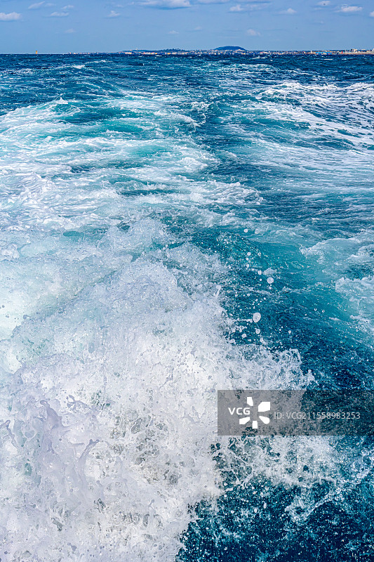 海浪晶莹剔透的纹理 船舶螺旋桨搅起白色浪花 韩国济州岛海域海水清澈 蔚蓝色的海面海浪翻涌 海岛旅游图片素材