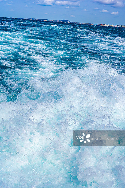 海浪晶莹剔透的纹理 船舶螺旋桨搅起白色浪花 韩国济州岛海域海水清澈 蔚蓝色的海面海浪翻涌 海岛旅游图片素材