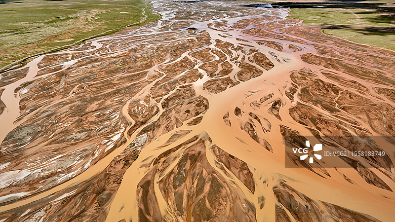 大地之上的河流艺术：唐古拉山镇沱沱河图片素材