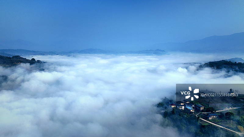 云海中的乡村：重庆金刀峡三圣镇的云海图片素材