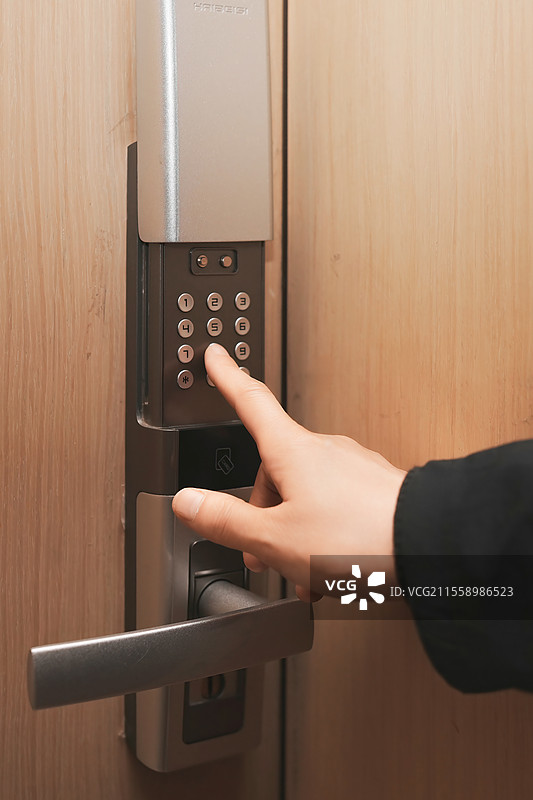 具有用户交互功能的现代智能锁系统图片素材