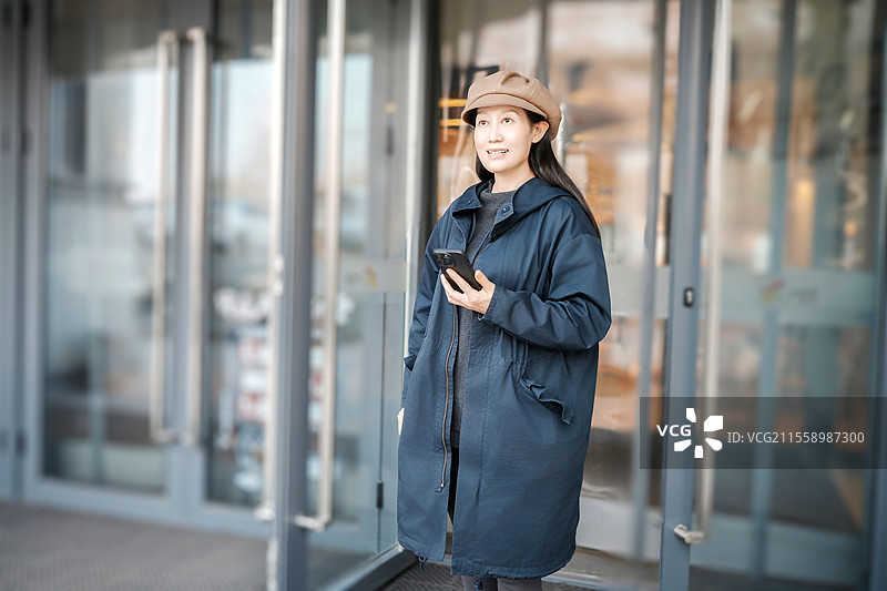 自信的年轻女性在现代办公环境中行走图片素材