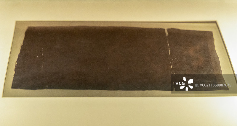 山东博物馆“锦绣齐鲁—鲁锦鲁绣文化展”：三经锦丝织物残片（战国，临淄大夫观一号战国墓出土）图片素材