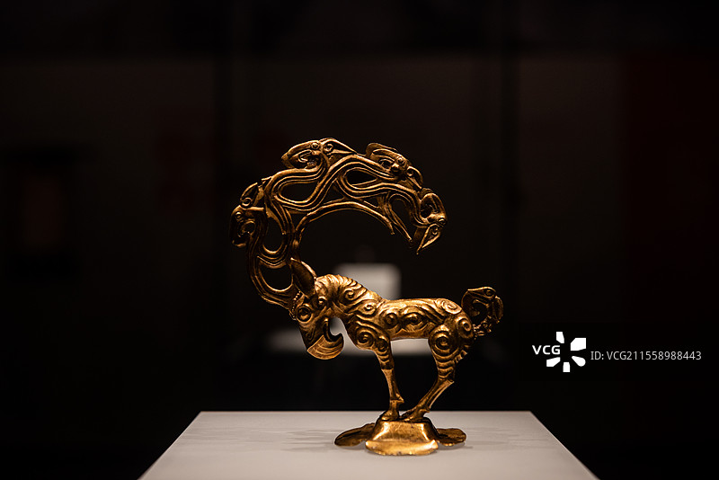 陕西历史博物馆秦汉馆展出的战国时期文物金怪兽图片素材