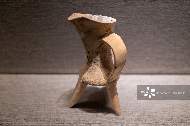 河南博物院-伊川县南寨出土-夏代-白陶爵图片素材