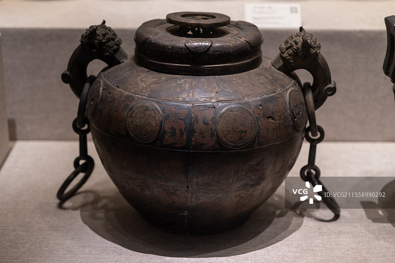 河南博物院-固始县侯古堆M1出土-春秋-镶红铜龙纹铜浴缶图片素材