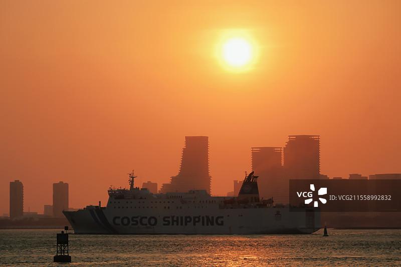 厦门海湾公园的绝美日落和巨轮图片素材