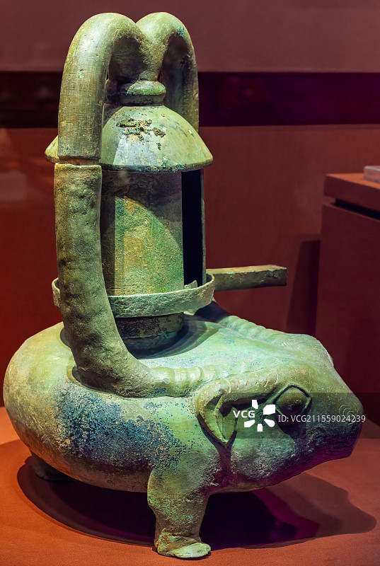 湖南省博物院1953年长沙桂花园出土西汉文物“剌庙”牛型铜灯图片素材