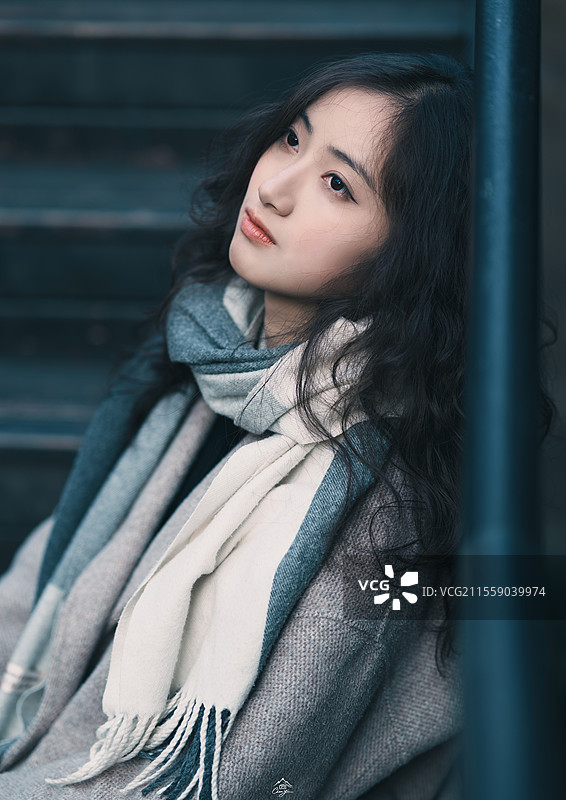沉思中的女生图片素材