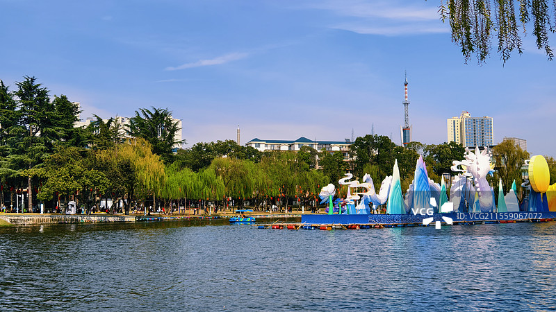 金雁湖在宁静午后，于湖边度过的时光总是无比美好。阳光明媚之日，与友人一同漫步湖畔，真切感受美好。图片素材