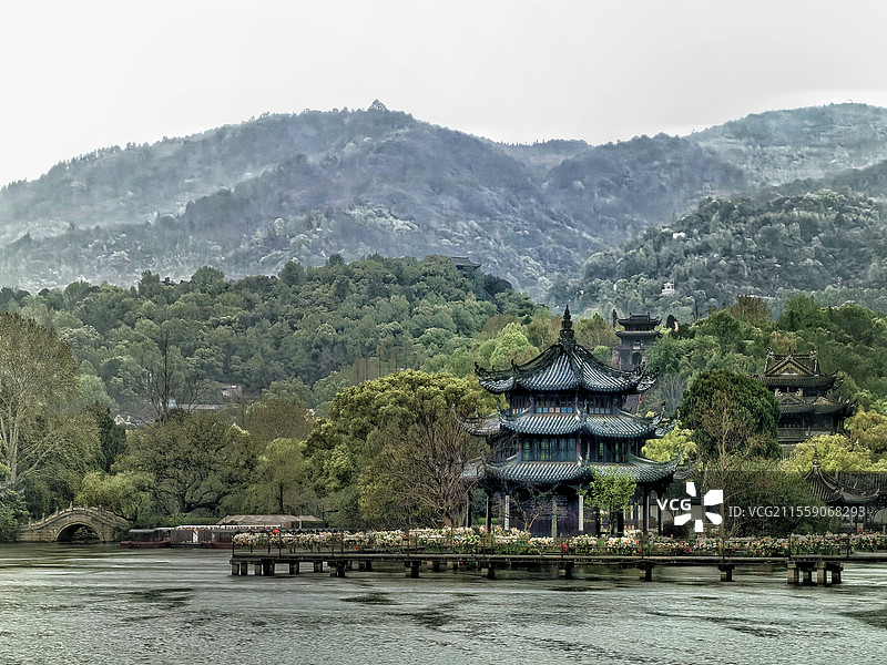 阴雨天东湖亭台图片素材
