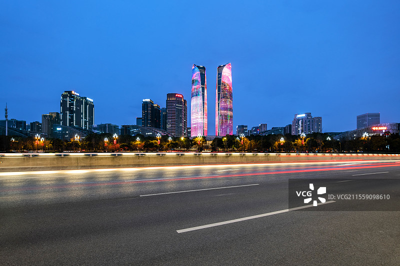 中国成都城市天际线和公路夜景图片素材