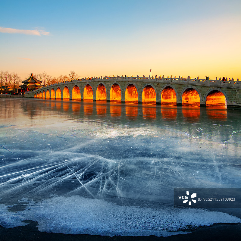 北京颐和园十七孔桥冬至金光穿洞图片素材