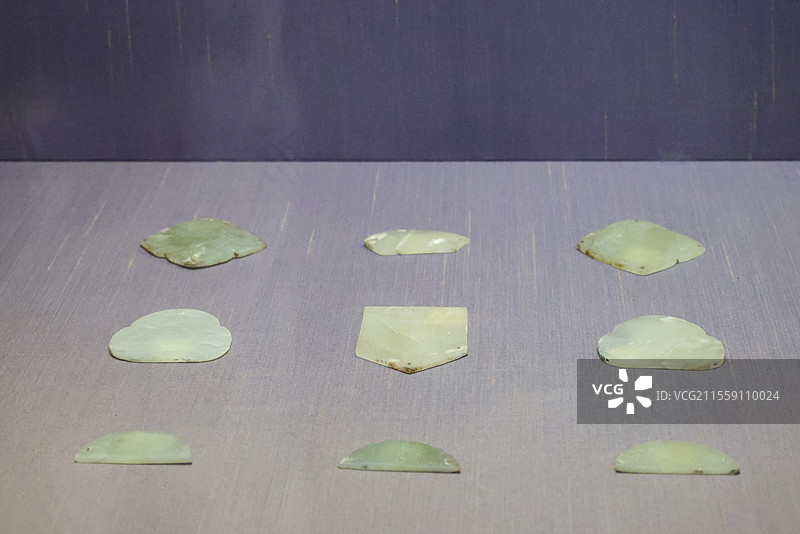 苏州博物馆玉琀玉环佩饰残玉片金镯鎏金银簪金日月片金耳环金戒指金钗等组图图片素材