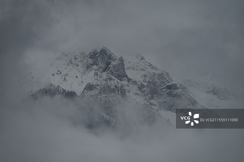 云中雪山图片素材