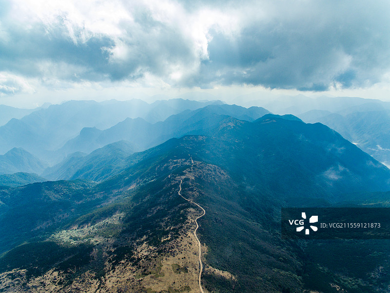 航拍武夷山黄岗山顶峰华东最高峰黄岗大峡谷断裂带草甸森林景观图片素材