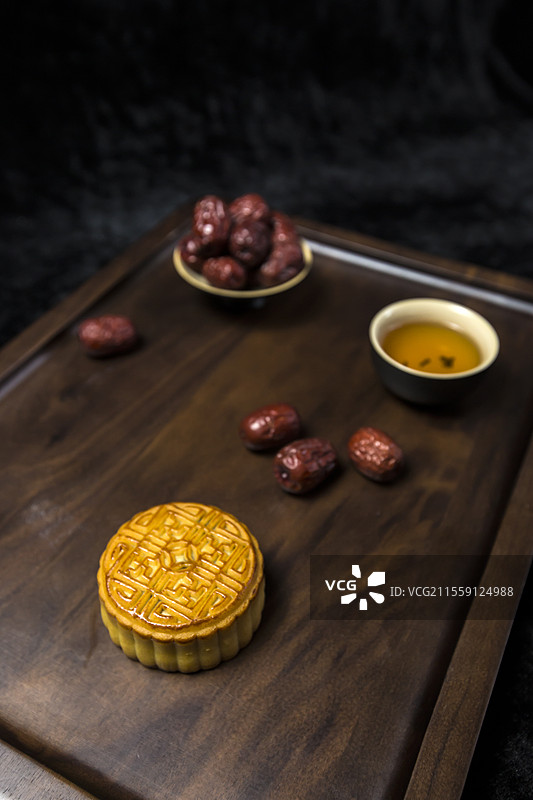 木托盘上的月饼和红枣图片素材