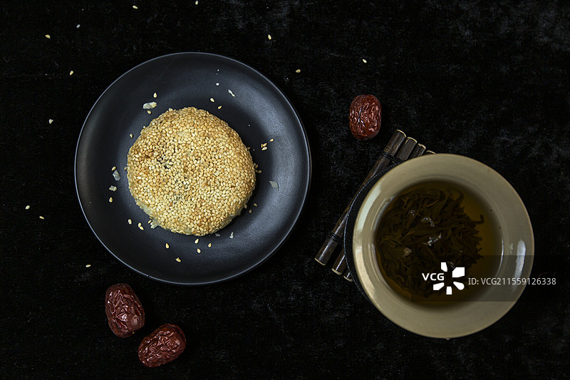 酥薄月饼和红茶图片素材