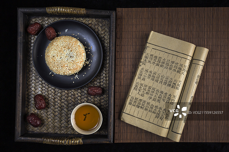 茶盘上的酥薄月饼和红茶图片素材