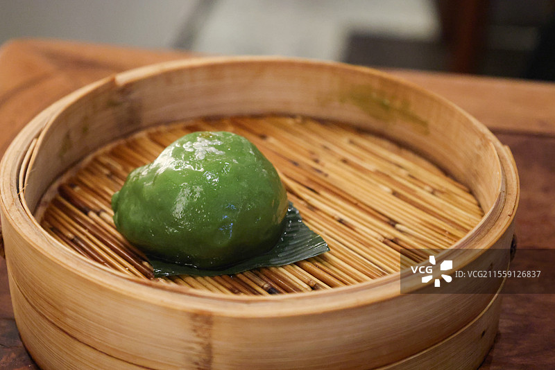 清明节时令点心蒸笼里的清明果青团图片素材