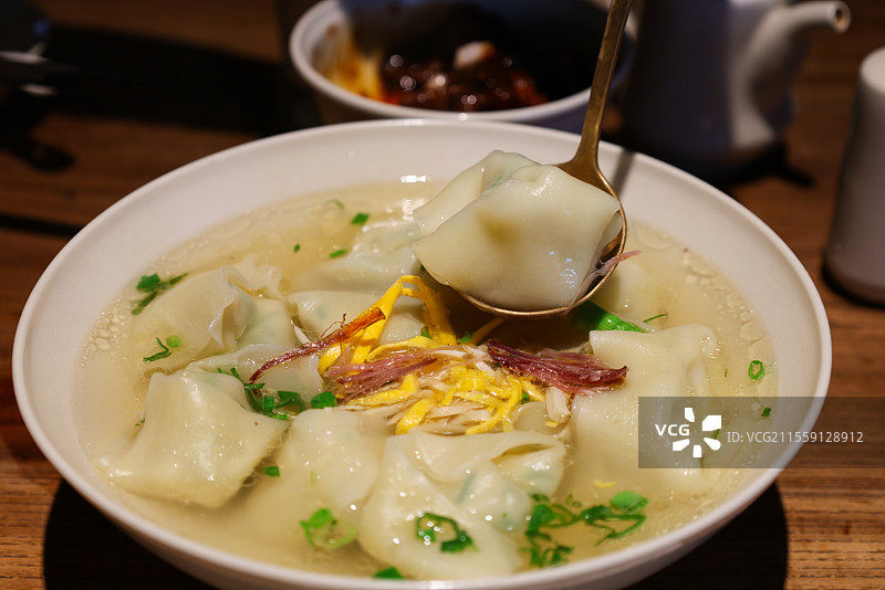 江南春季时令点心刀鱼馄饨汤图片素材