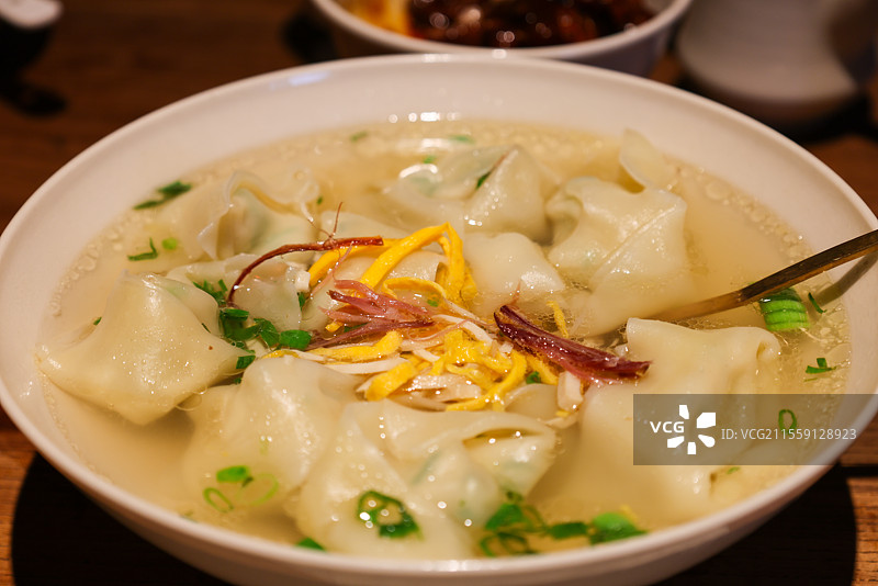 江南春季时令点心刀鱼馄饨汤图片素材