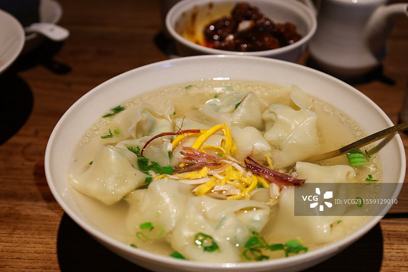 江南春季时令点心刀鱼馄饨汤图片素材