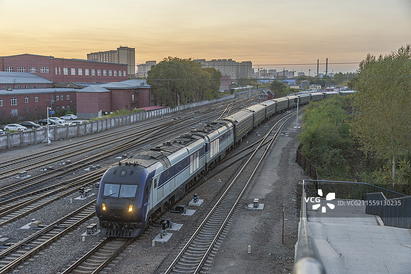 DF11G牵引K548次进入绥化站图片素材