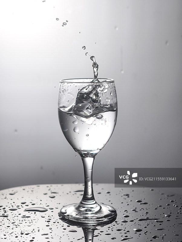 水。速度，当冰块掉下瞬间飞溅的水。图片素材