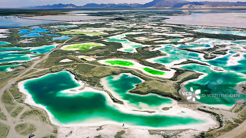 盐湖的奇幻色彩：大柴旦翡翠湖图片素材