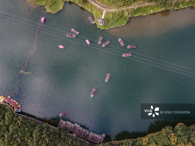 国家森林公园中的湖面上，许多船在游览图片素材