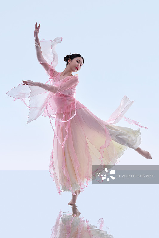 穿粉色裙子跳舞的青年女人图片素材