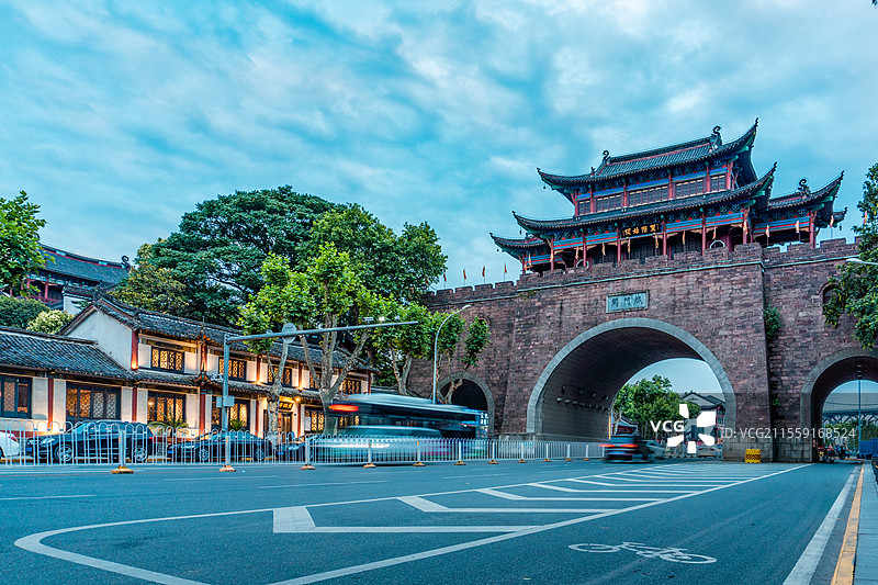 武汉汉阳地标建筑 铁门关风光 蓝调时刻图片素材