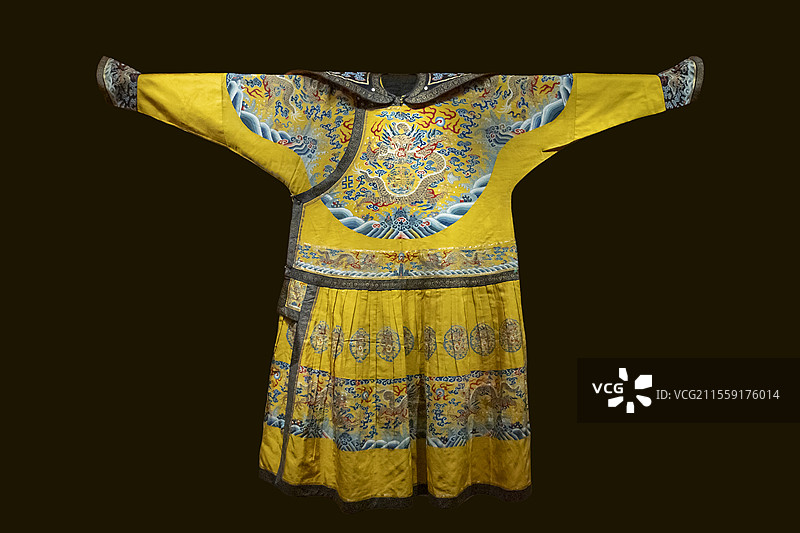 嘉庆御用明黄色缂丝金龙纹男单朝袍-故宫博物院藏图片素材