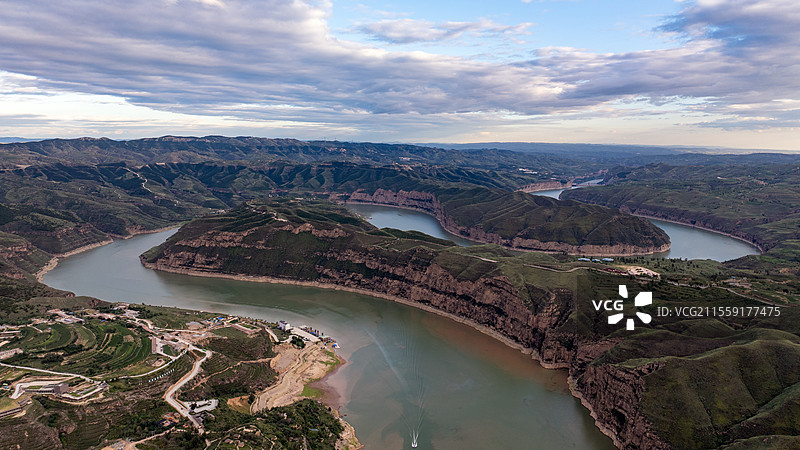 航拍呼和浩特老牛湾黄河大峡谷S弯曲线图片素材