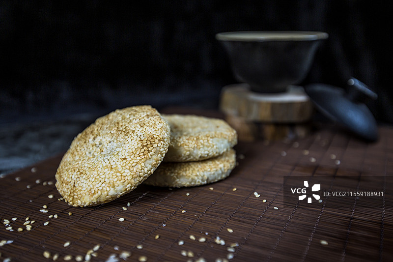 酥薄月饼和茶杯图片素材