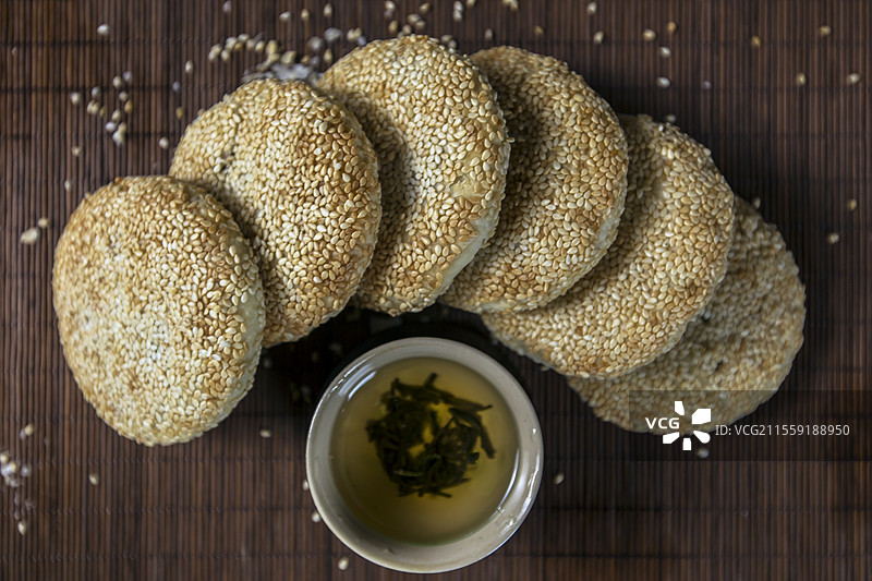 酥薄月饼和茶杯图片素材