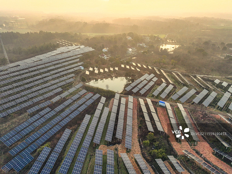 暖曦下的光伏新能源+浙江省湖州市长兴县泗安镇长明村图片素材
